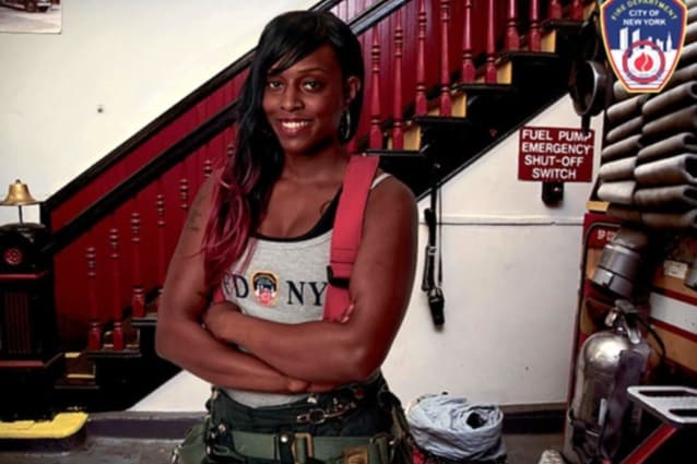 La prima donna vigile sul calendario FDNY 2015