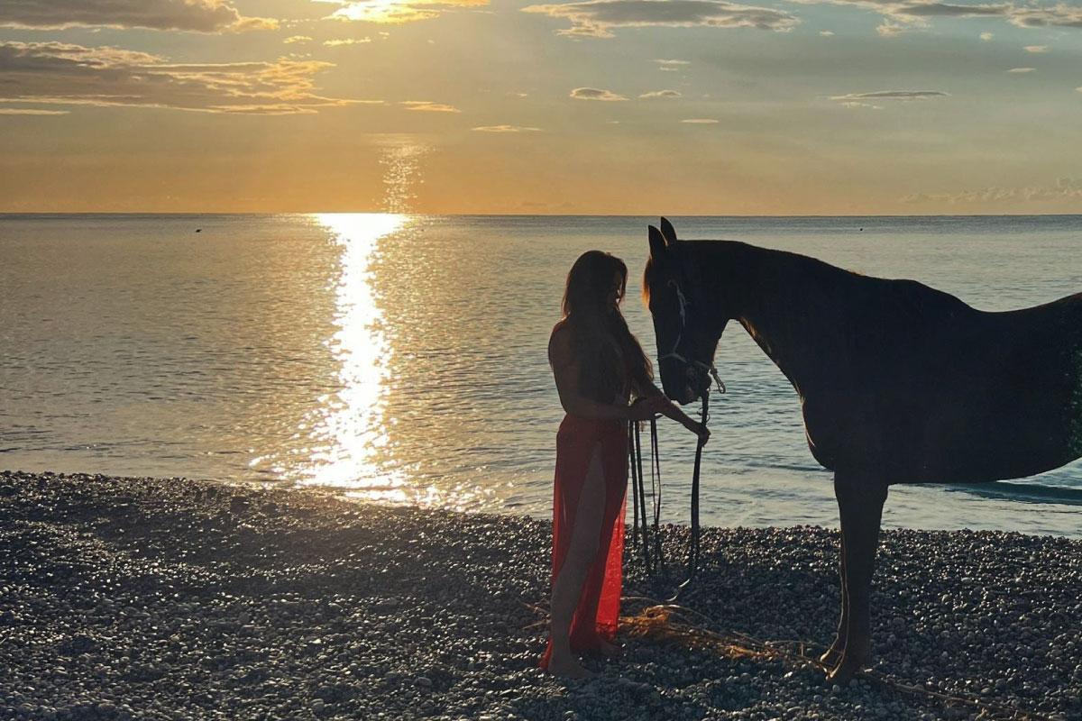 Oltre l’apparenza: alla scoperta di Nina Dubzova, influencer dei cavalli e viaggiatrice instancabile