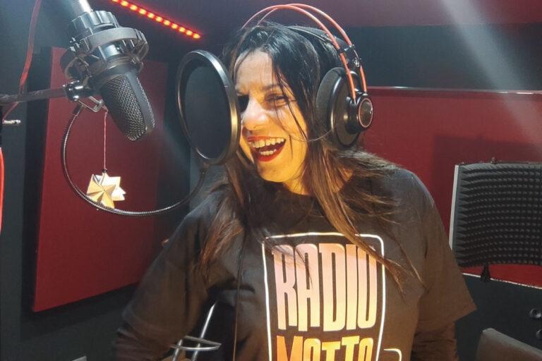 Tra microfono e passione: Molly Narciso e il suo viaggio nel mondo della comunicazione